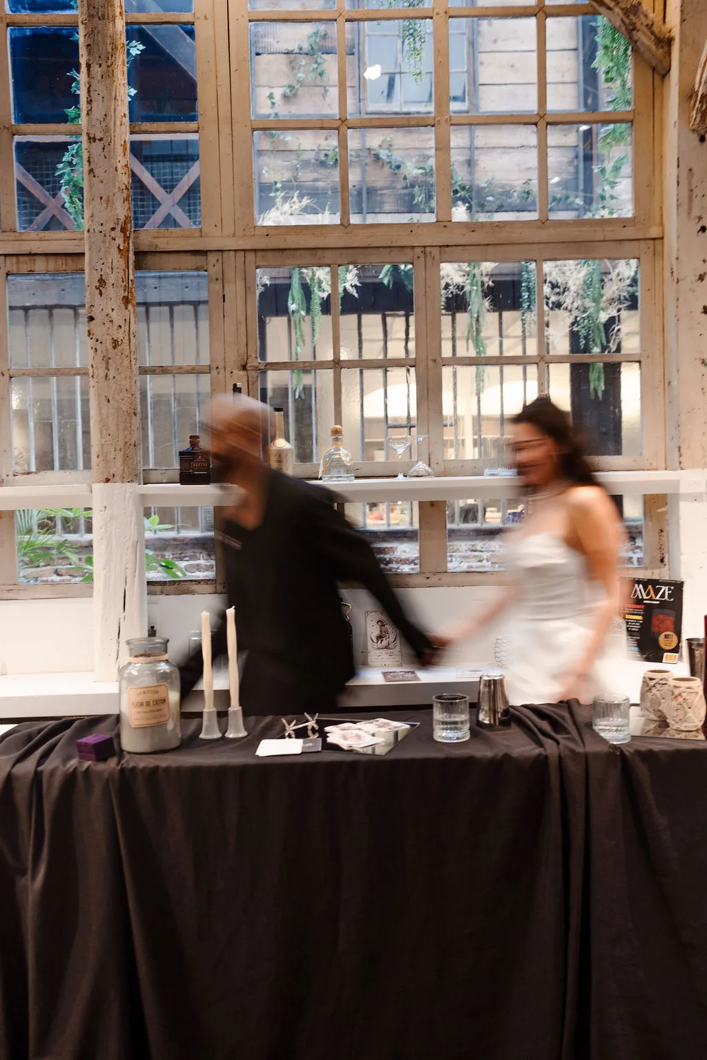 Le bar en fin de soirée, en mouvement