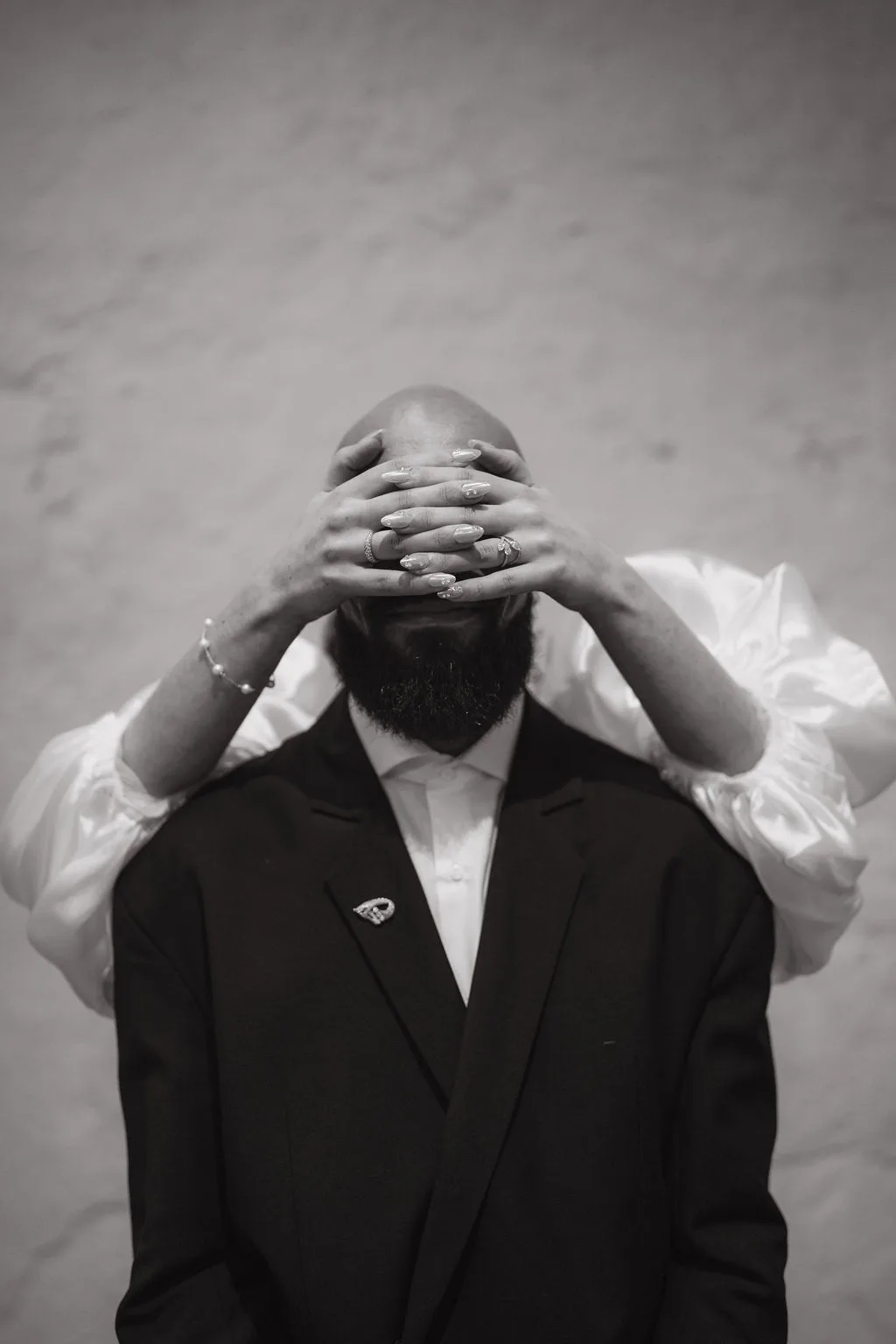 Le marié, les mains sur les yeux, avant de découvrir la mariée